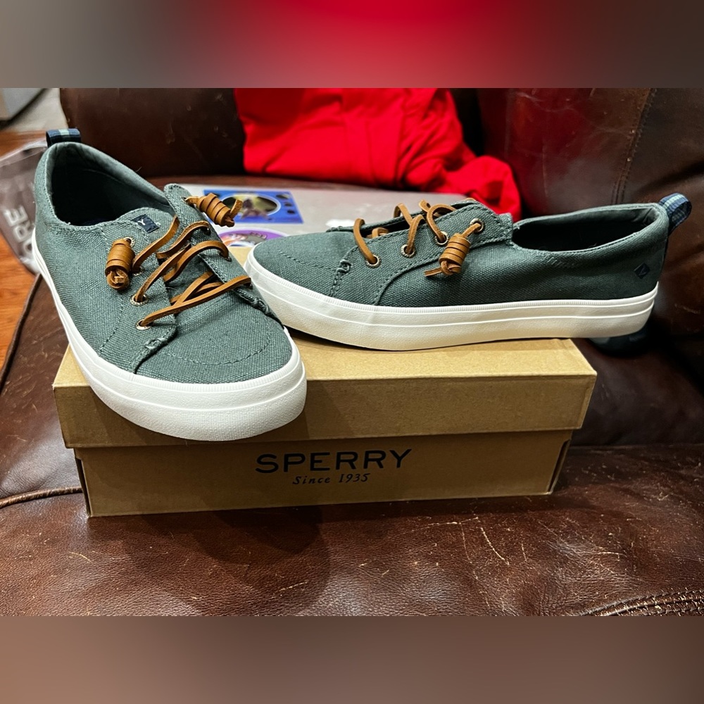 Sperry Canvas Sneakers 7.5 NEW